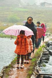 四川宜賓“擺渡爺爺”堅(jiān)持27年河上往返 只為送孩子上學(xué)