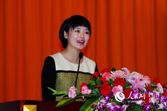 記者講述四川藏區(qū)一線電力工人背后故事 觀眾感動流淚