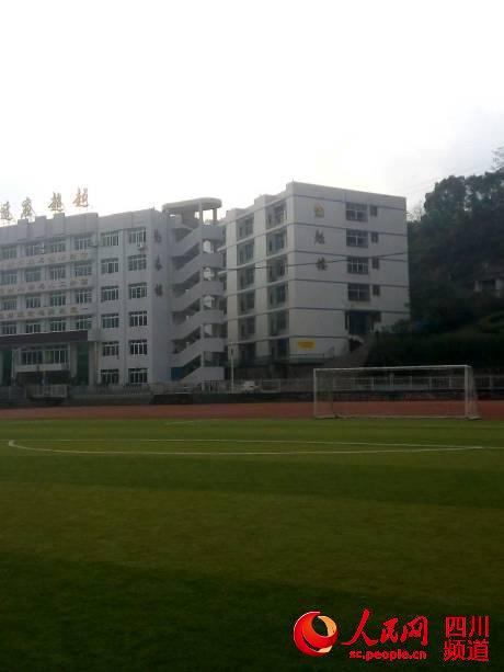 四川達(dá)州一女生校園教學(xué)樓墜樓 警方已介入調(diào)查