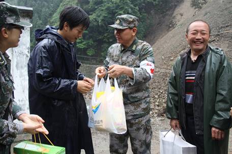 “六一”節前送祝福 醫療隊回訪“地震寶寶”