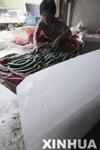 山東郯城：“三伏天”蔬菜“冰”著賣