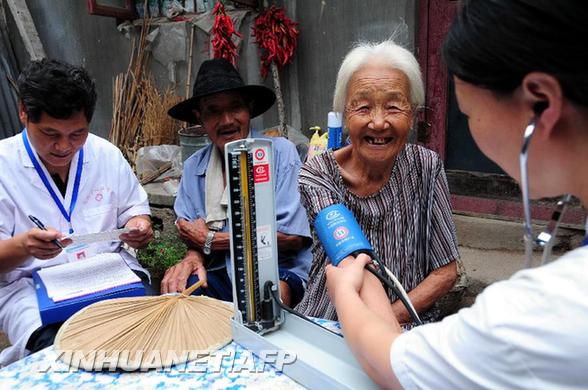 山東郯城“簽約醫(yī)生”走進(jìn)農(nóng)家