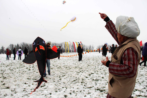 第30屆濰坊國際風(fēng)箏會開幕 海內(nèi)外風(fēng)箏高手雪上競賽