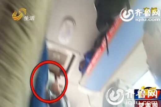 春運“回鄉(xiāng)路”安全隱患多：長途客車超載站外上下客