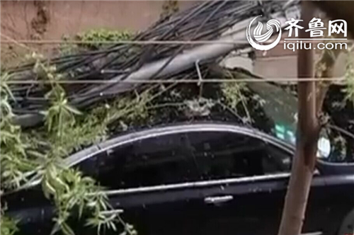 濟南：大風刮倒信號塔 砸壞兩輛小轎車受損嚴重