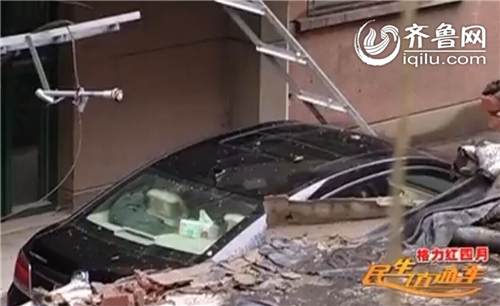 濟南：大風刮倒信號塔 砸壞兩輛小轎車受損嚴重