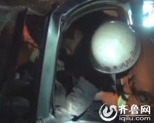 菏澤司機(jī)醉駕引發(fā)事故被卡車(chē)內(nèi) 拒絕救助不下車(chē)