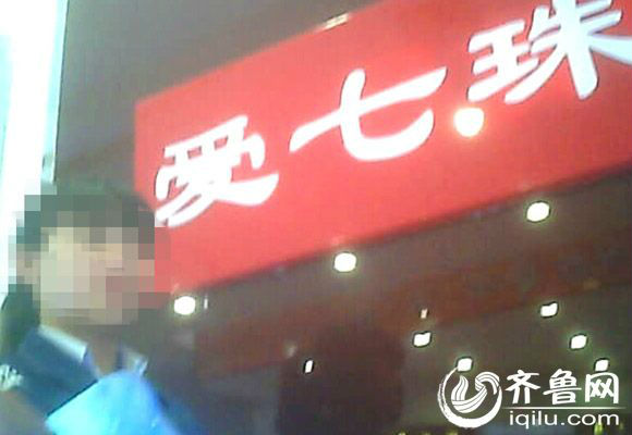 濟(jì)南大型超市現(xiàn)抽獎騙局 1萬元首飾2折“賤賣”