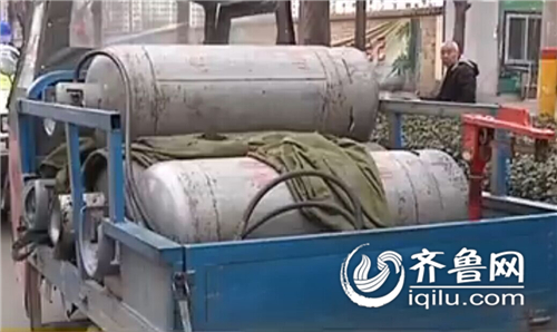濟(jì)寧摩托三輪車違法拉載危險品 司機(jī)大哭逃避處罰