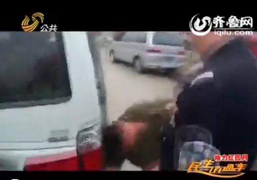 濟(jì)寧：兩貨車司機(jī)頭撞警車打民警 多次自殘躲避檢查