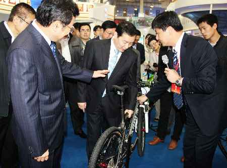 山東藍(lán)黃“兩區(qū)”經(jīng)貿(mào)洽談會(huì)開幕