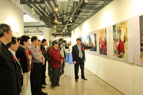 “ 看得見的瞬間---吳思強教授研究生攝影教學師生作品聯展”在山東藝術學院舉行