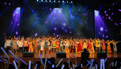 2013臺(tái)胞青年夏令營(yíng)營(yíng)員聽王安憶講述上海