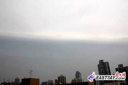 上海天空突現“陰陽云”奇觀 與地震無關(圖)