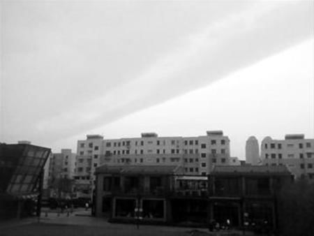 上海天空突現“陰陽云”奇觀 與地震無關(圖)
