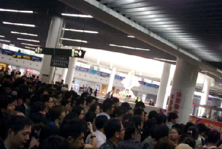 上海地鐵一男子扒竊失手趴車頂逃竄 導致列車延誤