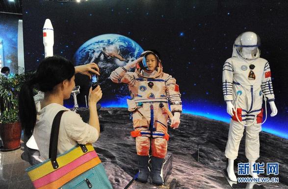 “圓夢九天”航天展覽在滬開幕