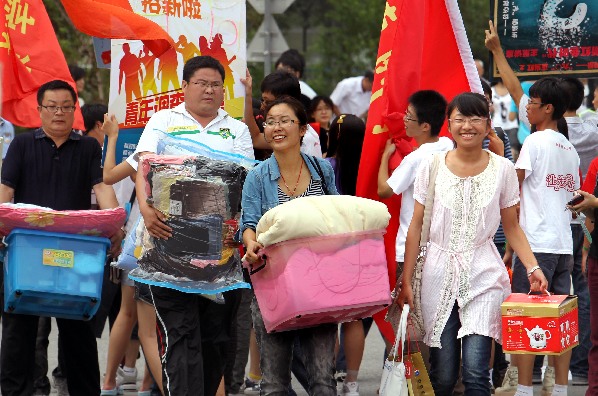 華東師范大學迎來新生報到日