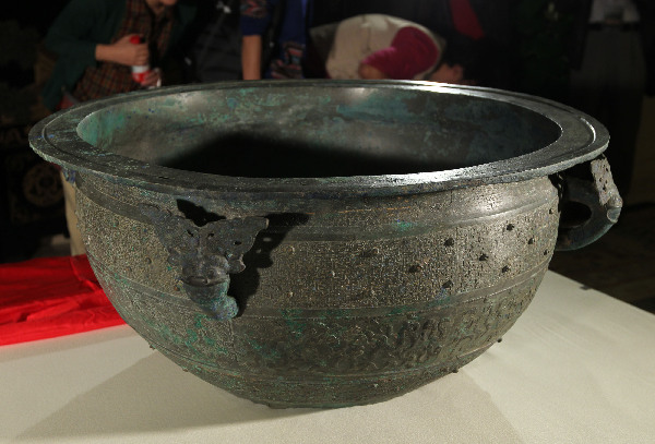 上博歷時15年修復(fù)成功大型青銅器“交龍紋鑑”