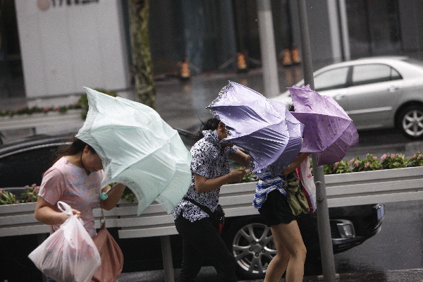 狂風暴雨襲申城