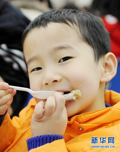 福利院的孩子們歡歌笑語過新年