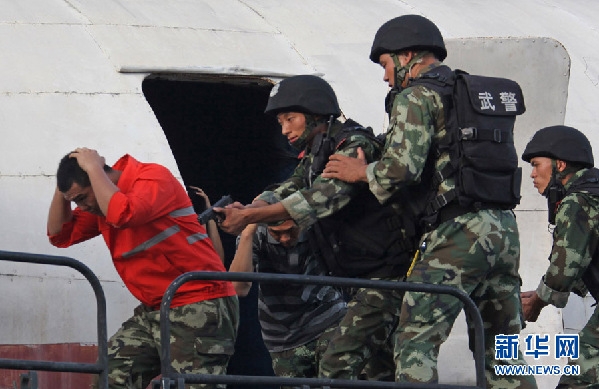 烈日下,武警上海總隊苦練反劫