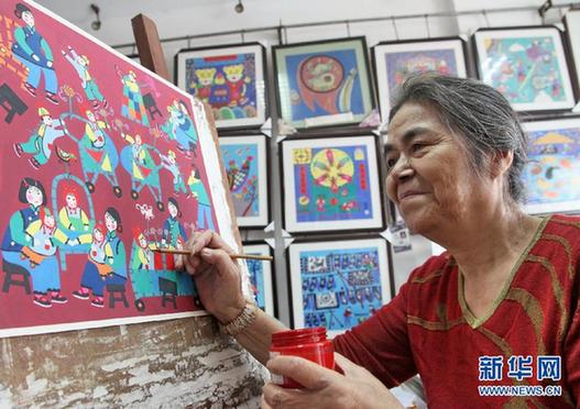 古稀金山農(nóng)民畫師創(chuàng)作新品迎接首個(gè)老年節(jié)