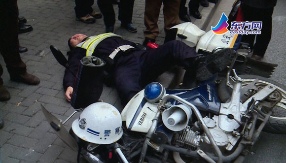 滬一商務車早高峰開門撞倒警用摩托 交警受輕傷