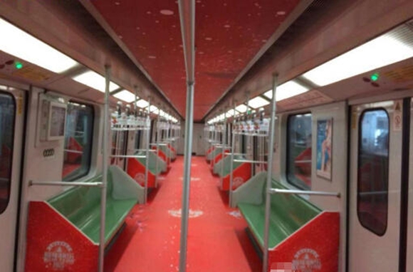 1號線車廂內“新年快樂2015”原是廣告裝飾