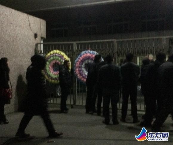 上?，F年終討薪糾紛 過勞死員工花圈遺像引關注