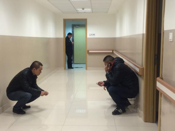 滬民警遭拖行致死目擊者:突左轉(zhuǎn) 應是油門踩到底