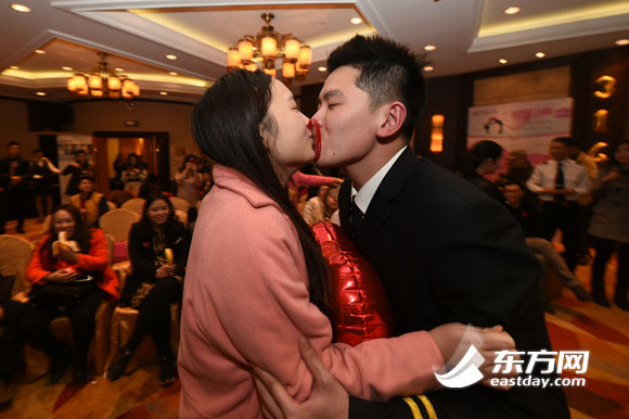 迎白色情人節 “空地”接吻大賽上演|組圖