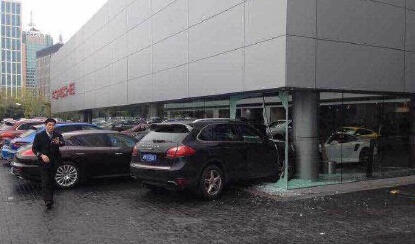 女司機駕保時捷卡宴 不知何故直沖4S店撞立柱