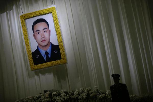 茆盛泉追悼會市民自發(fā)送行 公安部發(fā)唁電哀悼