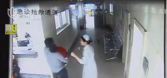 19月大女童被鎖私家車(chē)內(nèi) 數(shù)小時(shí)后窒息身亡