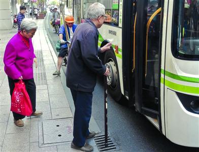 晨練、買菜、兜圈子 早班車成老人社交新平臺(tái)