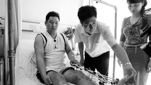 車禍中父子被困車內 路人相救兒求先救父(圖)