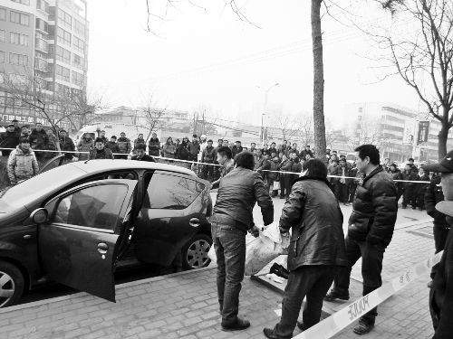 小轎車路邊違停多日 交警貼罰單發現車主身亡