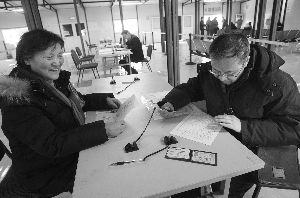 北京現(xiàn)場申請購車首日遇冷 辦手續(xù)者沒咨詢的多[圖]