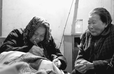 身邊的感動:非親非故 孝養(yǎng)癱瘓孤老十一年