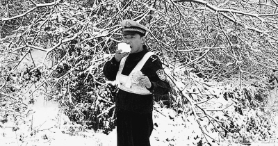 貴州綏陽交警抗凝凍吃雪堅(jiān)守工作崗位成網(wǎng)絡(luò)紅人(圖)