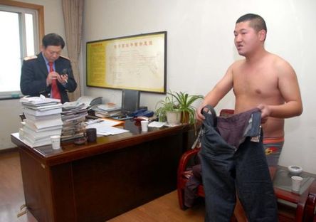 浙江一男子票廳裸奔抗議無票 車站幫其解決(圖)