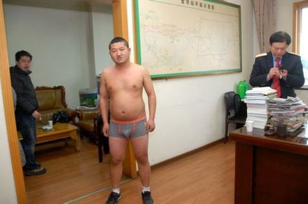 浙江一男子票廳裸奔抗議無票 車站幫其解決(圖)