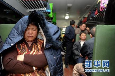 北京至漢口票面價840元的兩張火車票被炒到1400元