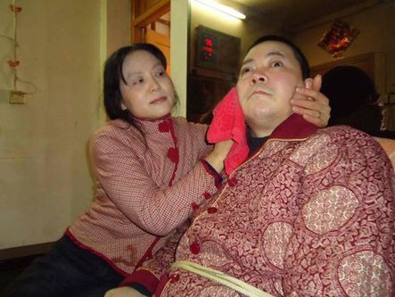 50歲最美姐姐照顧癱瘓弟弟7年 欲賣腎救弟