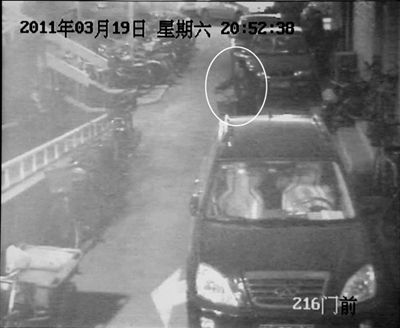 業(yè)主發(fā)視頻圖曝小偷作案過程(組圖)