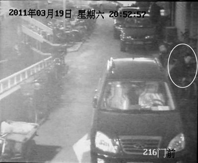 業(yè)主發(fā)視頻圖曝小偷作案過程(組圖)