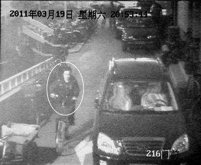 業(yè)主發(fā)視頻圖曝小偷作案過程(組圖)