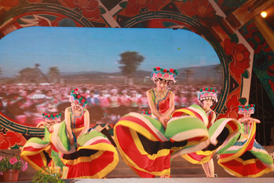 云南牟定各族群眾狂歡左腳舞文化節(組圖)