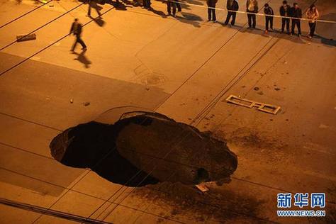 “住行安全”引關(guān)注：各地城市道路接連塌陷(組圖)